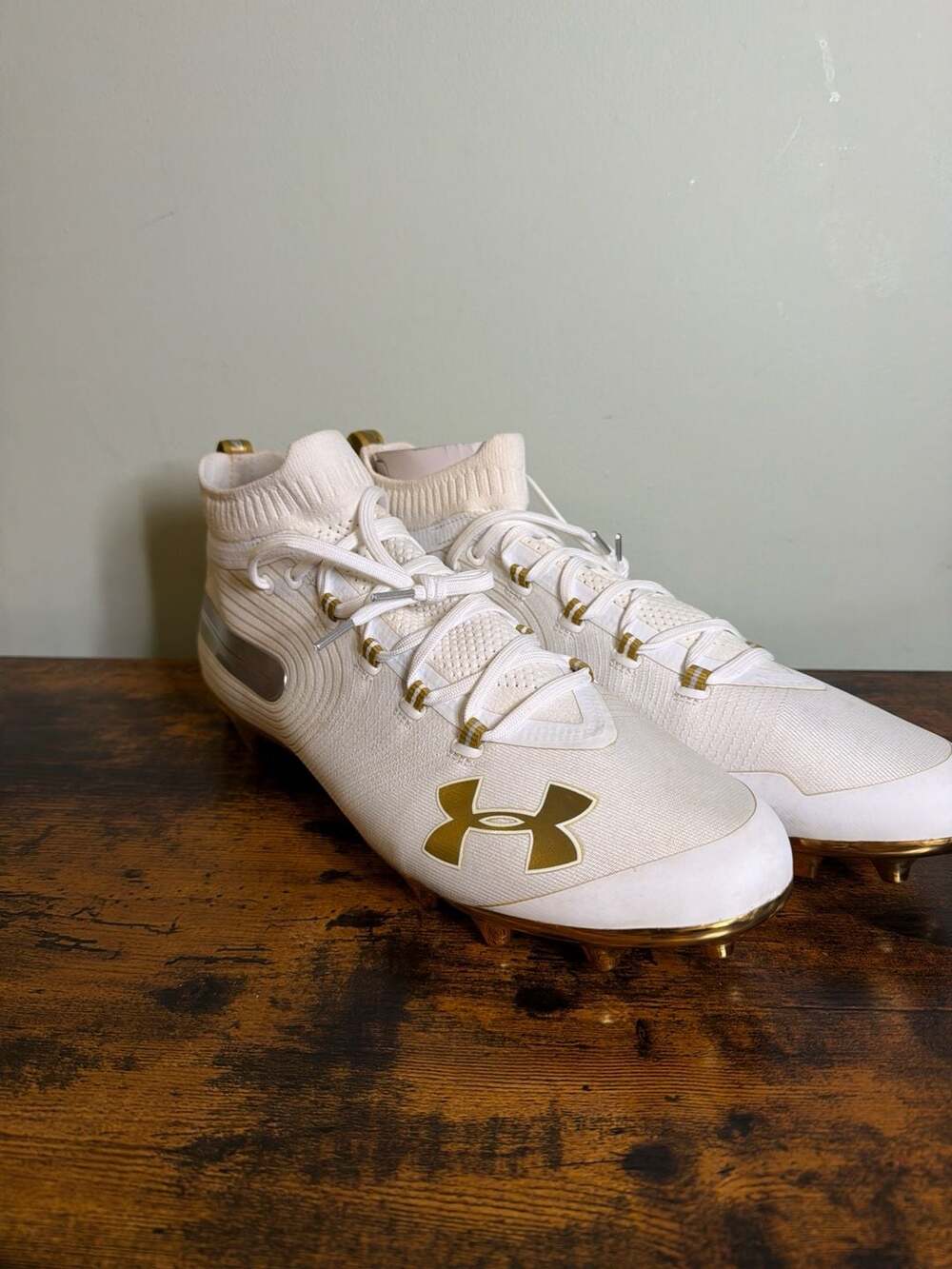 NWOT AUnder Armour Spotlight MC Football Cleats White Metallic Gold Size 15